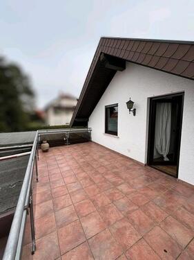 Foto - Großzügige 2,5 Zimmer-Wohnung mit Dachterrasse und Balkon