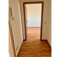 Helle 1-Raum-Dachgeschosswohnung mit Ausblick über Oelsnitz – ideal für junge Leute - Oelsnitz (Vogtland)