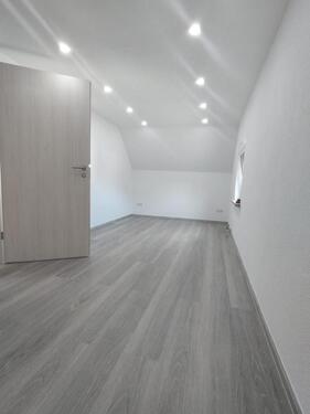 Foto - Neu renoviertes Einfamilienhaus mit Garage und Nebengebäude