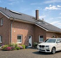 Hochwertiges EFH mit Einliegerwohnung, großem Garten, 3 Terrassen - Wardenburg