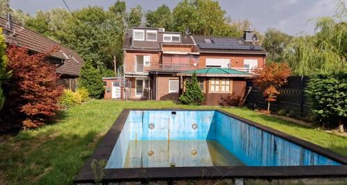 Foto - Großes Zweifamilienhaus mit viel Potenzial, großem Garten & Pool