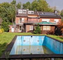 Großes Zweifamilienhaus mit viel Potenzial, großem Garten & Pool - Meerbusch