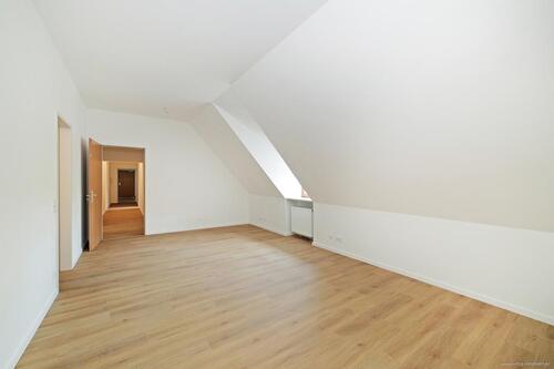 Foto - Renovierte Bürofläche im DG mit 4 Zimmern in idyllischer Lage direkt am Schlosspark in Ismaning!