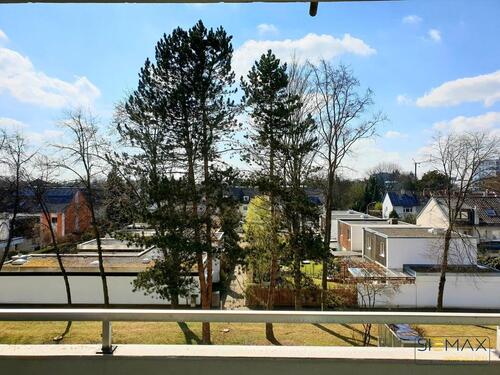 Foto - Diese großzügige 5-Zimmer-Dachgeschosswohnung überzeugt durch ihre lichtdurchfluteten Räume, eine exklusive Dachterrasse sowie zwei weitere Balkone mit herrlichem Ausblick. Auf ca. 139 m2...