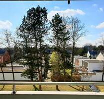 Diese großzügige 5-Zimmer-Dachgeschosswohnung überzeugt durch ihre lichtdurchfluteten Räume, eine exklusive Dachterrasse sowie zwei weitere Balkone mit herrlichem Ausblick. Auf ca. 139 m2... - Ingolstadt Münchener Straße