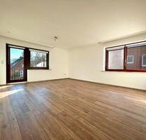Helle 3-Zimmer-Wohnung mit Balkon, Dachterrasse & Gartenzugang - Burg (Dithmarschen)
