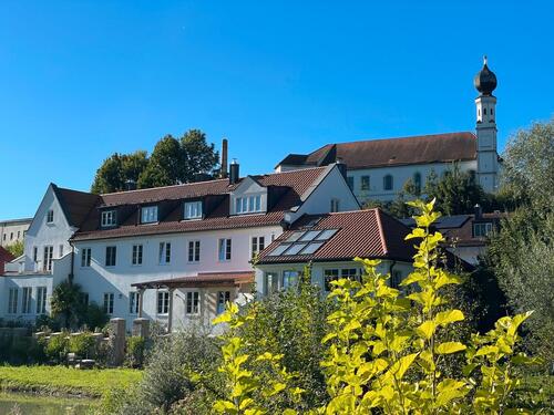 Foto - Stilvolles Dachgeschoss mit einzigartiger Aussicht – besondere Architektur am Wasser im Grünen