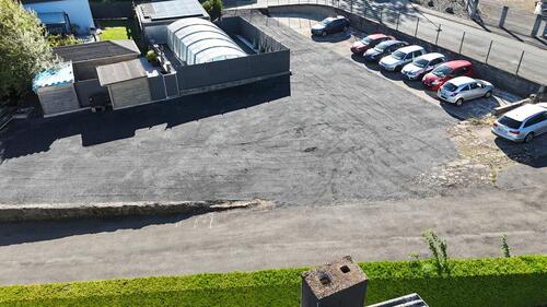 Foto - Gewerbe Fläche Schotterplatz teilweise Asphaltiert und Betoniert