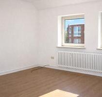 Stadtlage mit Komfort: 4-Zimmer-Wohnung mit Balkon Badewanne - Kiel Südfriedhof