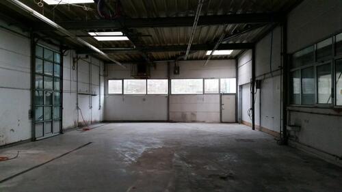 Foto - Zentral gelegene Halle, Freiflächen und Parkplätze