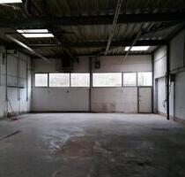 Zentral gelegene Halle, Freiflächen und Parkplätze - Sankt Ingbert