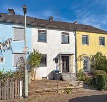 REIHENHAUS – DOPPELGARAGE – TERRASSE – GARTEN – RENOVIERUNGSBED. - Voerde (Niederrhein)