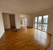 Zu vermieten: 2 Zimmer Penthouse Wohnung mit Balkon & Tiefgarage - Frankfurt am Main Gallus