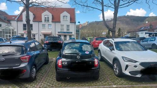 Foto - Priv. KFZ-STELLPLATZ mit PÖLLER