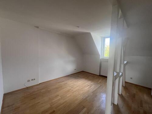 Foto - Helle Mansardenwohnung mit neuem Bad und Einbauküche nahe Uni