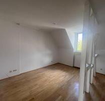 Helle Mansardenwohnung mit neuem Bad und Einbauküche nahe Uni - Wiesbaden Nordost