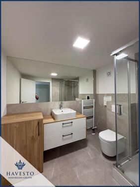 Foto - Frisch renovierte 2-Zimmer-Wohnung mit Balkon, luxuriösem Bad, Stellplatz & moderner Einbauküche!