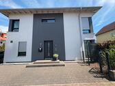 Foto - Walmdach Villa von Privat freistehendes Einfamilienhaus