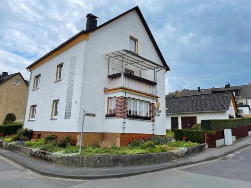 Foto - Gepflegtes Mehrfamilienhaus mit Nebengebäude in 65329 Hohenstein