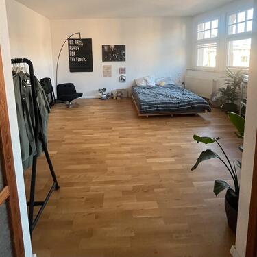 Foto - Helle Altbauwohnung mit offenem Grundriss und Studio-Stil – zentr