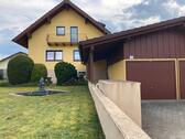 Foto - Einfamilienhaus mit Doppelgarage und Nebengebäude