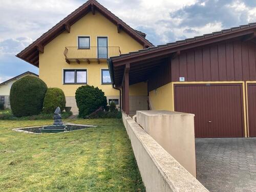 Foto - Einfamilienhaus mit Doppelgarage und Nebengebäude