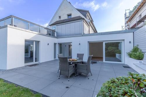 Foto - Erstbezug nach Kernsanierung! 3,5-Zimmer-Wohnung mit ca. 132 m², großer Terrasse, Garten und Garage