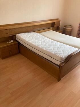 Foto - Schlafzimmer Bett Schrank Madratzen Lattenrost Spiegel Gasrobe