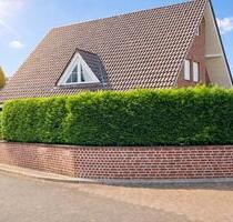 Sehr gepflegtes 8-Zimmer-Einfamilienhaus mit Garten, Küche, Kamin und Doppelgarage in ruhiger Lage! - Neuss Allerheiligen