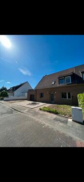 Foto - Ein- bis Zweifamilienhaus in Urdenbach mit großem Grundstück