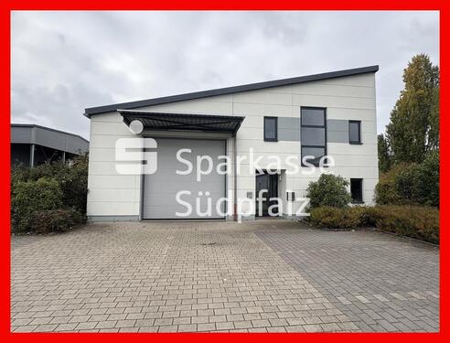 Foto - Industriehalle mit Büro und Freifläche