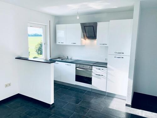 Foto - Neu renovierte 2-Zimmer Wohnung mit Einbauküche & PKW-Stellplatz