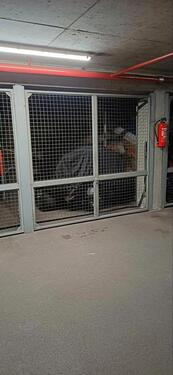 Foto - Tiefgaragenstellplatz abschließbar mit Gittertor, zu vermieten .