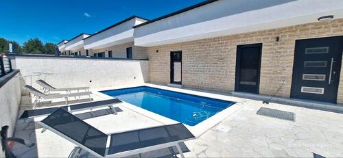 Foto - 4 Häuser nebeneinander mit Pool