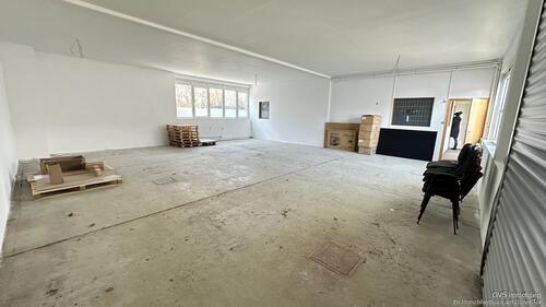 Foto - Beheizte Halle mit Tor und 3 Büroräume