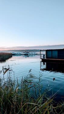 Foto - Schwimmendes Ferienhaus auf dem Wasser mit Boot, WLAN