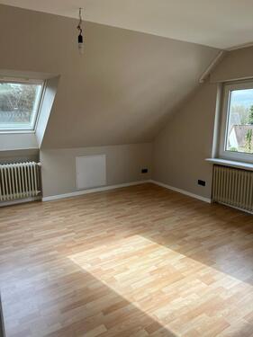Foto - Großzügige Dachgeschosswohnung mit viel Licht – Einbauküche inklusive, ruhige Lage