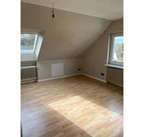 Großzügige Dachgeschosswohnung mit viel Licht – Einbauküche inklusive, ruhige Lage - Bielefeld Senne