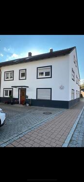 Foto - Große Doppelhaushälfte mit großzügigen Nebengebäude
