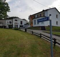 Anwesen mit 2 Wohnh. und Wirtschaftsgebäuden und herrlichem Ausbl - Brey