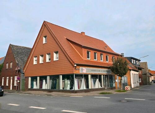Foto - freistehendes Einfamilienhaus mit großer Fensterfront