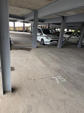 Foto - Überdachter Stellplatz im Parkhaus Niederwerrn für PKW etc..