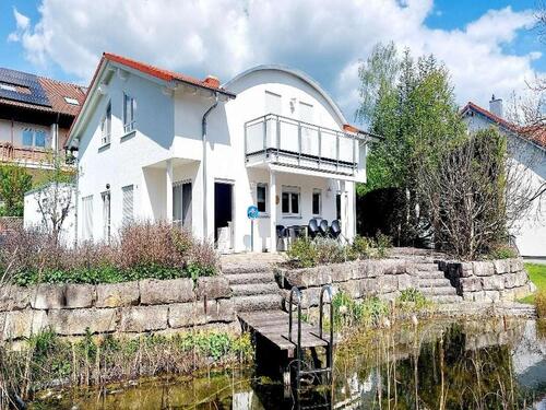 Foto - Schöner Wohnen im 5,5-Zi-Einfamilienhaus mit großem Garten, Naturteich und Doppelgarage