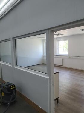 Foto - Lagerräume mit Büro - 6,00 EUR Kaltmiete,