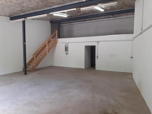 Foto - Lagerhalle mit Büro, Empore und Aufenthaltsraum in Rheinböllen