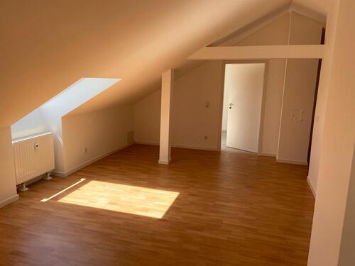 Foto - Dachgeschosswohnung mit Garten, teilweise renovierungsbedürftig