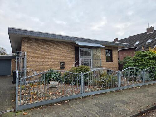 Foto - Einfamilien-Bungalow mit Vollkeller, Garage und Gartenhaus