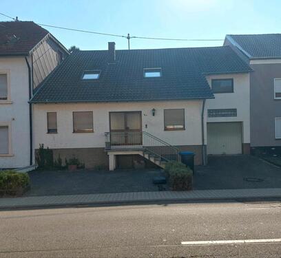 Foto - Großzügiges Einfamilienhaus mit Garage und Garten von Privat