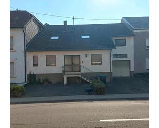 Großzügiges Einfamilienhaus mit Garage und Garten von Privat - Überherrn