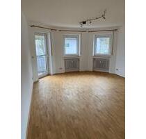 Schöne, helle 4-Zimmer-Wohnung mit großem Balkon+ Keller + Garage - Hofheim in Unterfranken